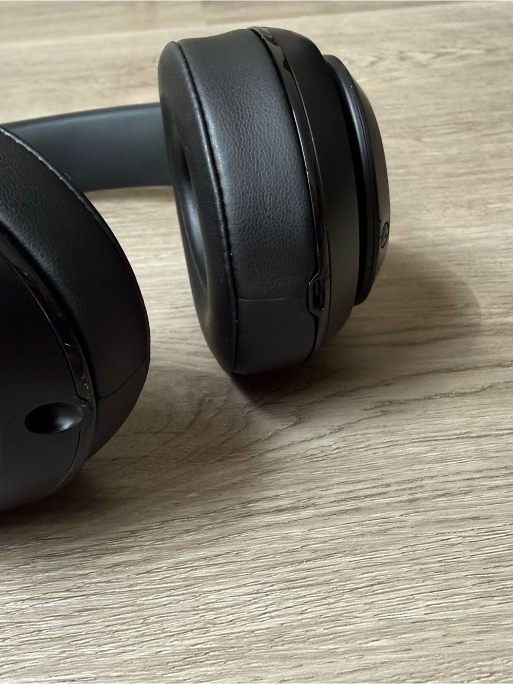 Beats Studio 2 Wireless Headphones in Black with Red Logo - Picture 2 of 2